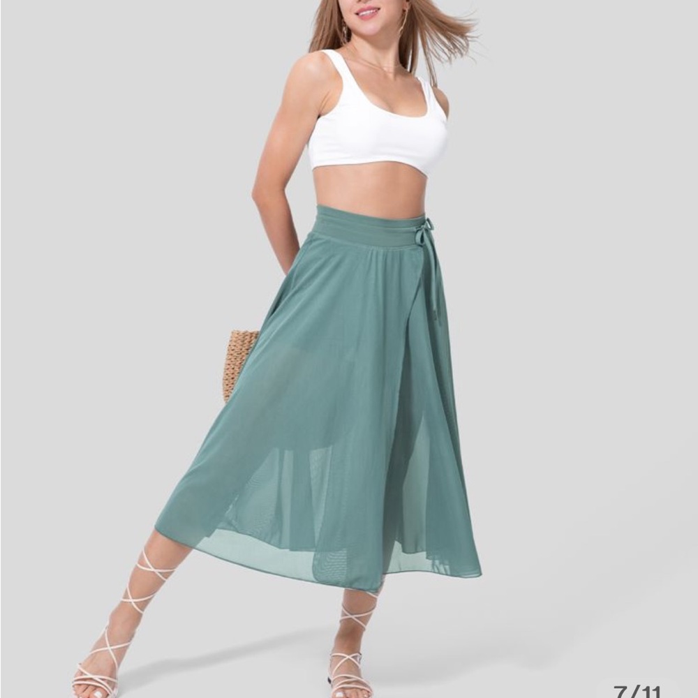 Halara skirt with attached bike shorts in mineral blue size small. Brand new.